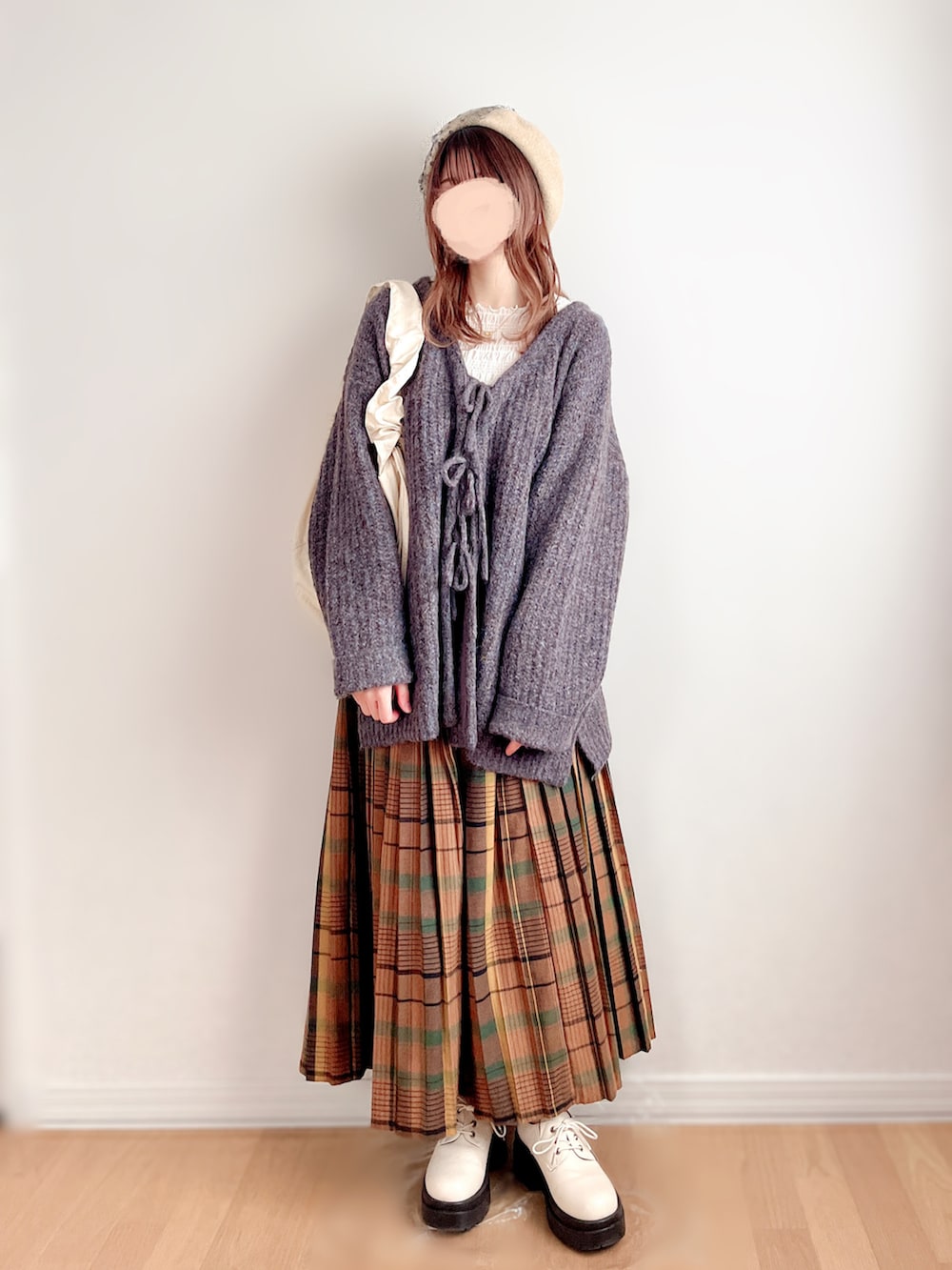 グレー系のTシャツ/カットソー、ホワイト系のTシャツ/カットソー、ホワイト系のドレスシューズを着用したレディースの冬コーディネートの4枚目の写真