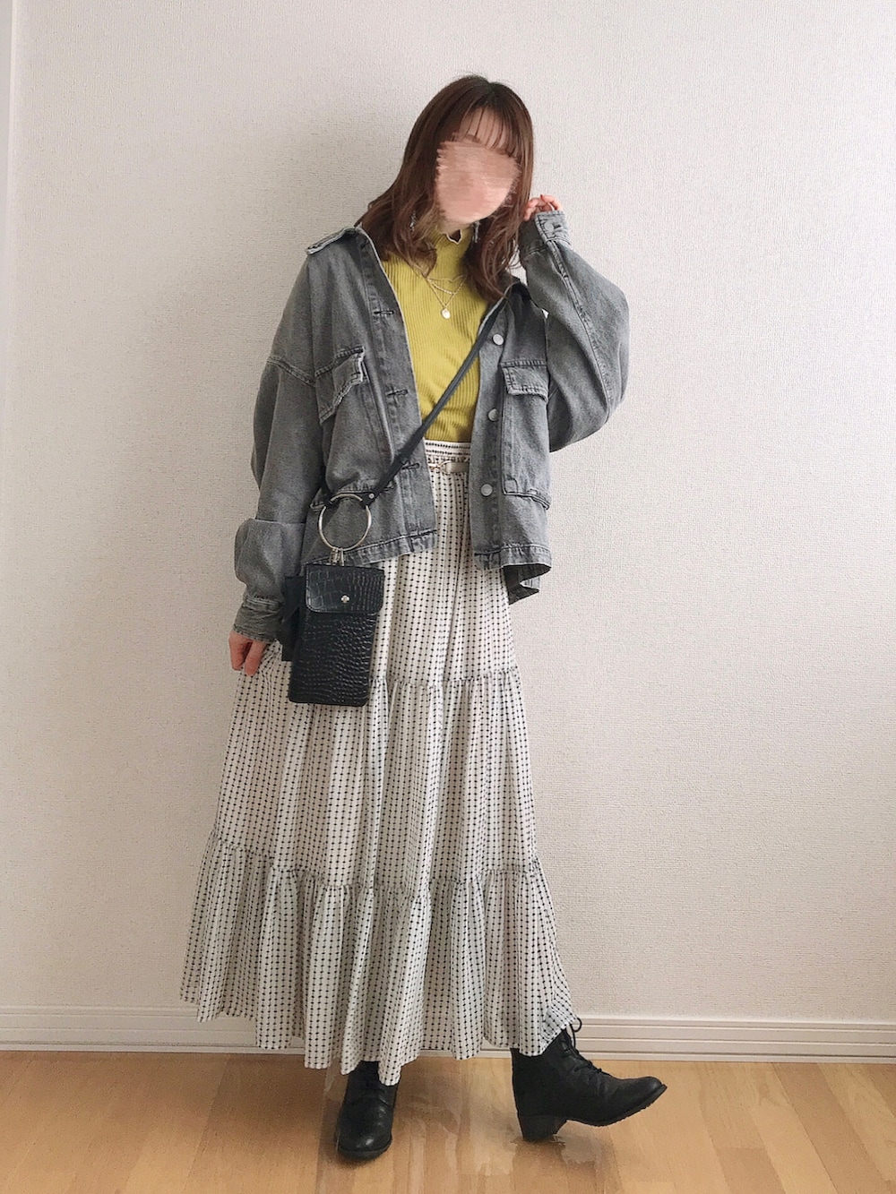 イエロー系のTシャツ/カットソー、ホワイト系のスカート、ブラック系のブーツを着用したレディースの春コーディネートの2枚目の写真