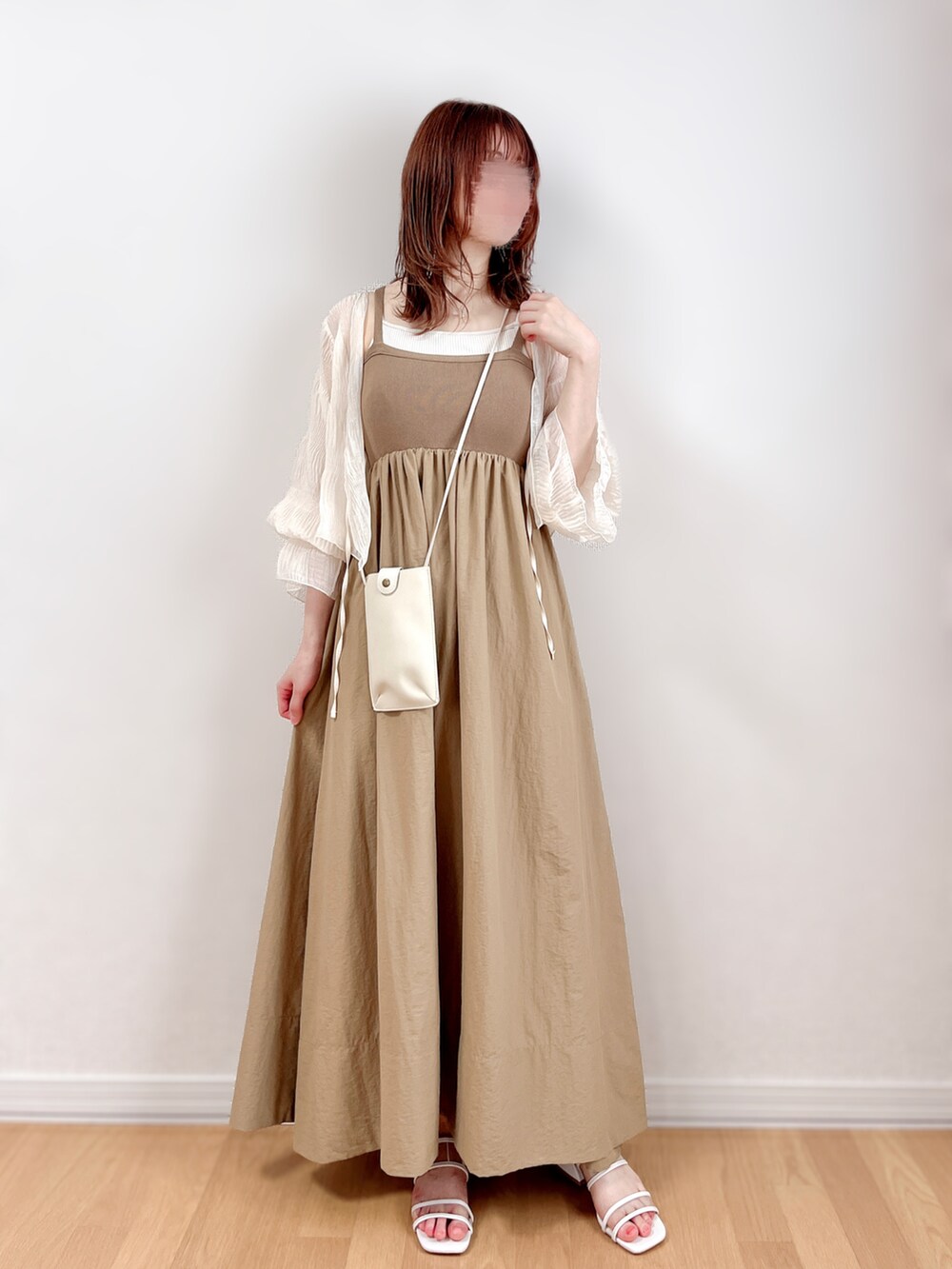 イエロー系のワンピース、ホワイト系のシャツ/ブラウス、ホワイト系のキャミソールを着用したレディースの夏コーディネートの2枚目の写真