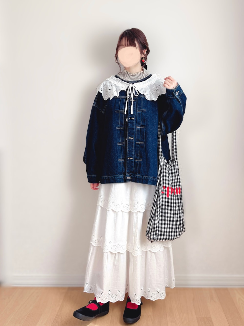 その他のTシャツ/カットソー、ブルー系のジャケット/アウター、ホワイト系のスカートを着用したレディースの春コーディネートの2枚目の写真