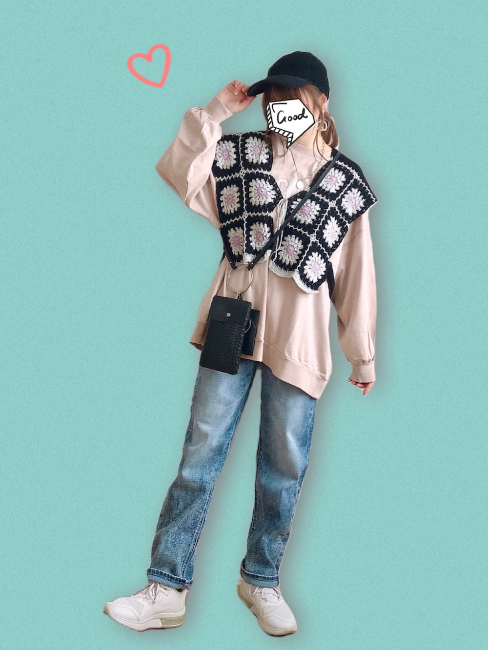 ブラック系のニット/セーター、ブルー系のデニムパンツ、ピンク系のスウェットを着用したレディースの春コーディネートの2枚目の写真