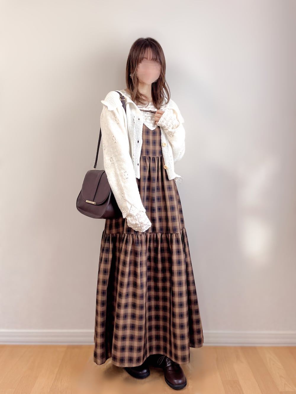 ホワイト系のカーディガン/ボレロ、ベージュ系のワンピース、ホワイト系のTシャツ/カットソーを着用したレディースの秋コーディネートの4枚目の写真