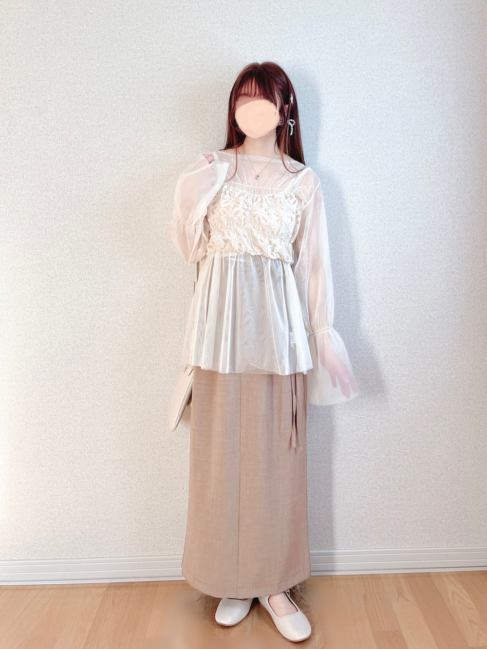 ホワイト系のベスト、ホワイト系のTシャツ/カットソー、ベージュ系のスカートを着用したレディースの春コーディネートの5枚目の写真