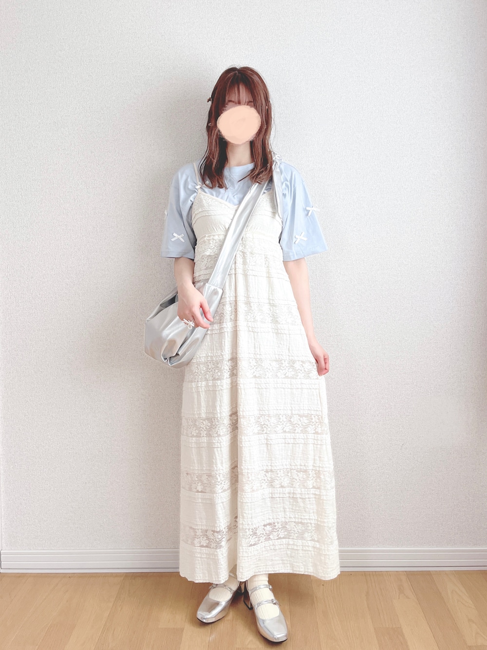 ブルー系のTシャツ/カットソー、ホワイト系のワンピース、シルバー系のハンドバッグを着用したレディースの夏コーディネートの2枚目の写真