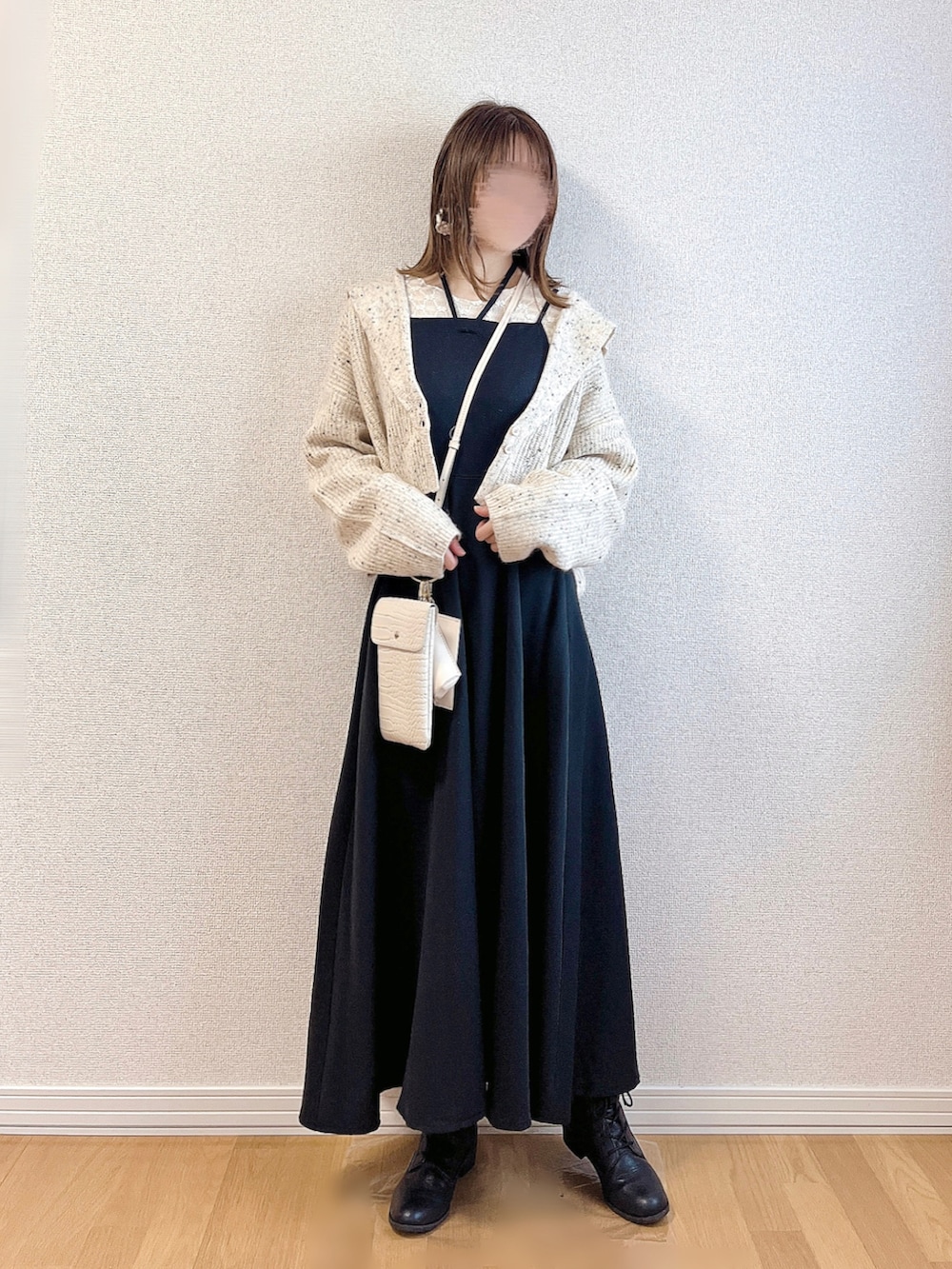 ホワイト系のカーディガン/ボレロ、ホワイト系のTシャツ/カットソー、ブラック系のワンピースを着用したレディースの秋コーディネートの3枚目の写真