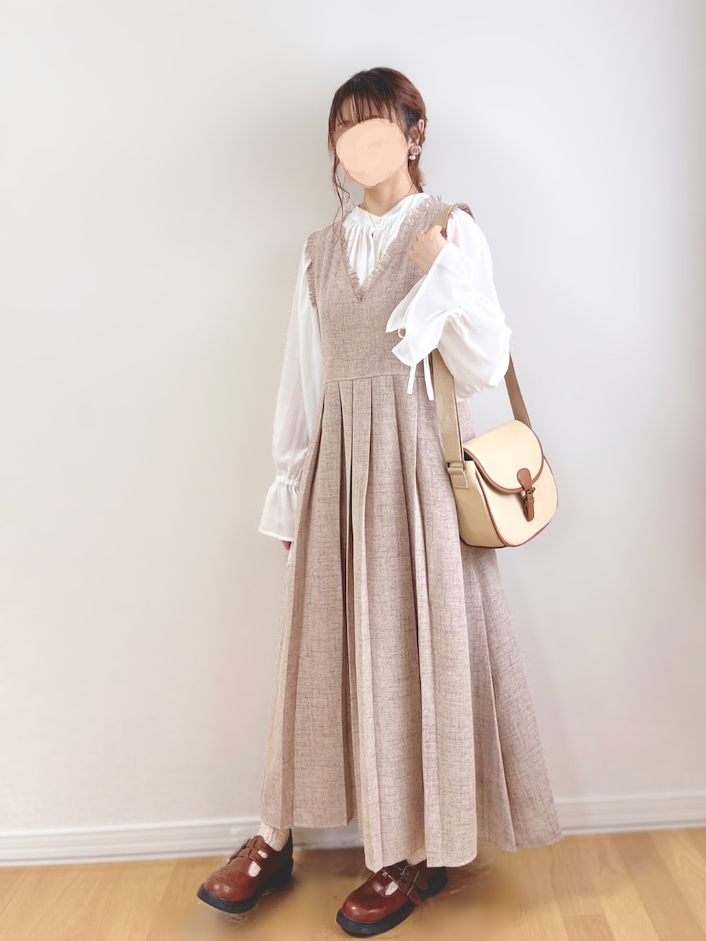 ホワイト系のシャツ/ブラウス、ベージュ系のワンピース/ドレス、ベージュ系のショルダーバッグを着用したレディースの秋コーディネートの3枚目の写真