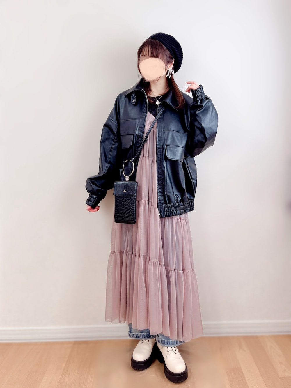 ブラック系のブルゾン、ピンク系のワンピース/ドレス、ブラック系のTシャツ/カットソーを着用したレディースの春コーディネートの3枚目の写真