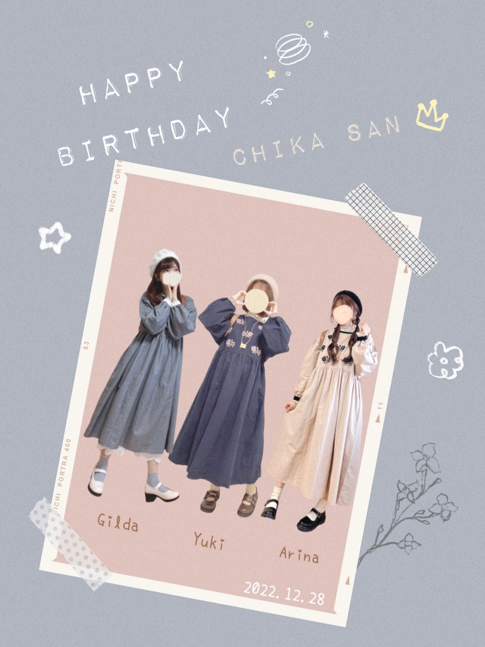 ブラック系のニット/セーター、ブラウン系のブーツ、ベージュ系のトートバッグを着用したレディースの冬コーディネートの4枚目の写真