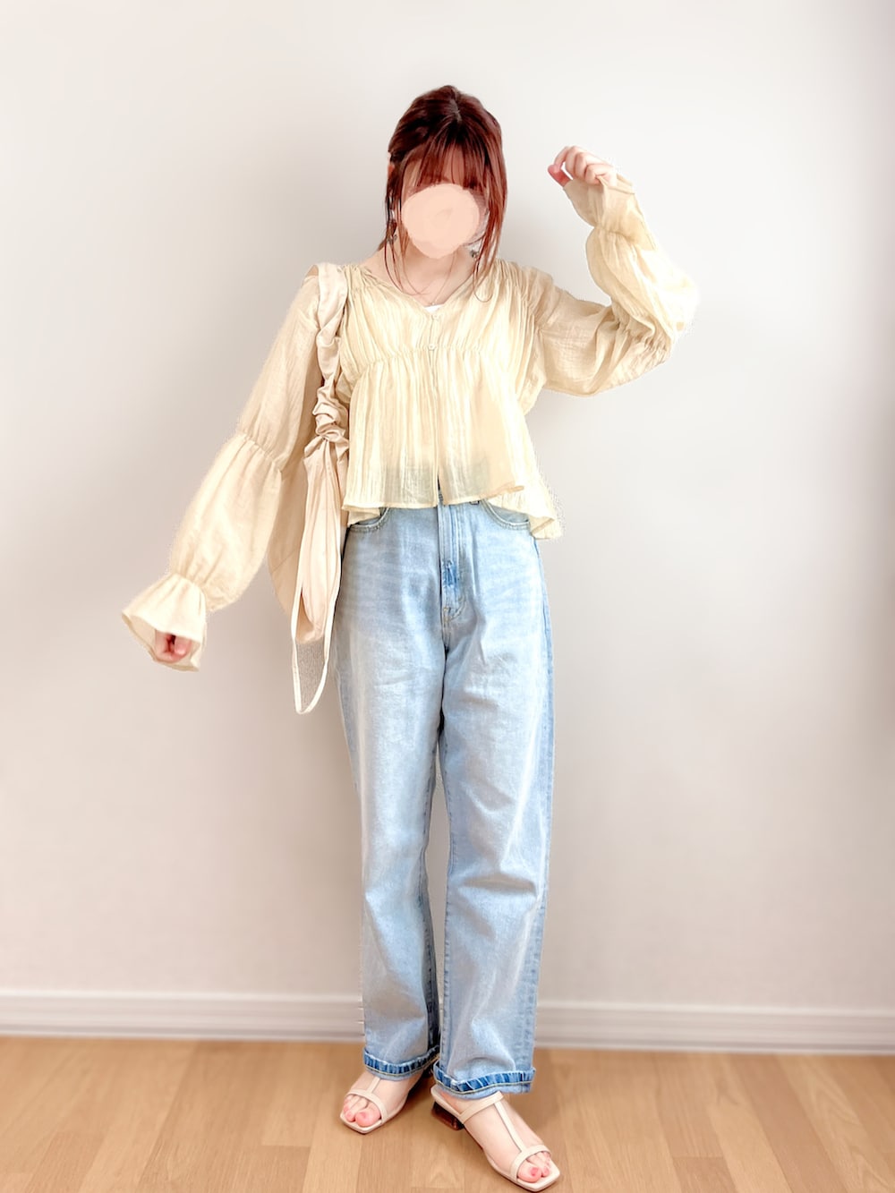 イエロー系のシャツ/ブラウス、ブルー系のデニムパンツ、ホワイト系のショルダーバッグを着用したレディースの夏コーディネートの3枚目の写真