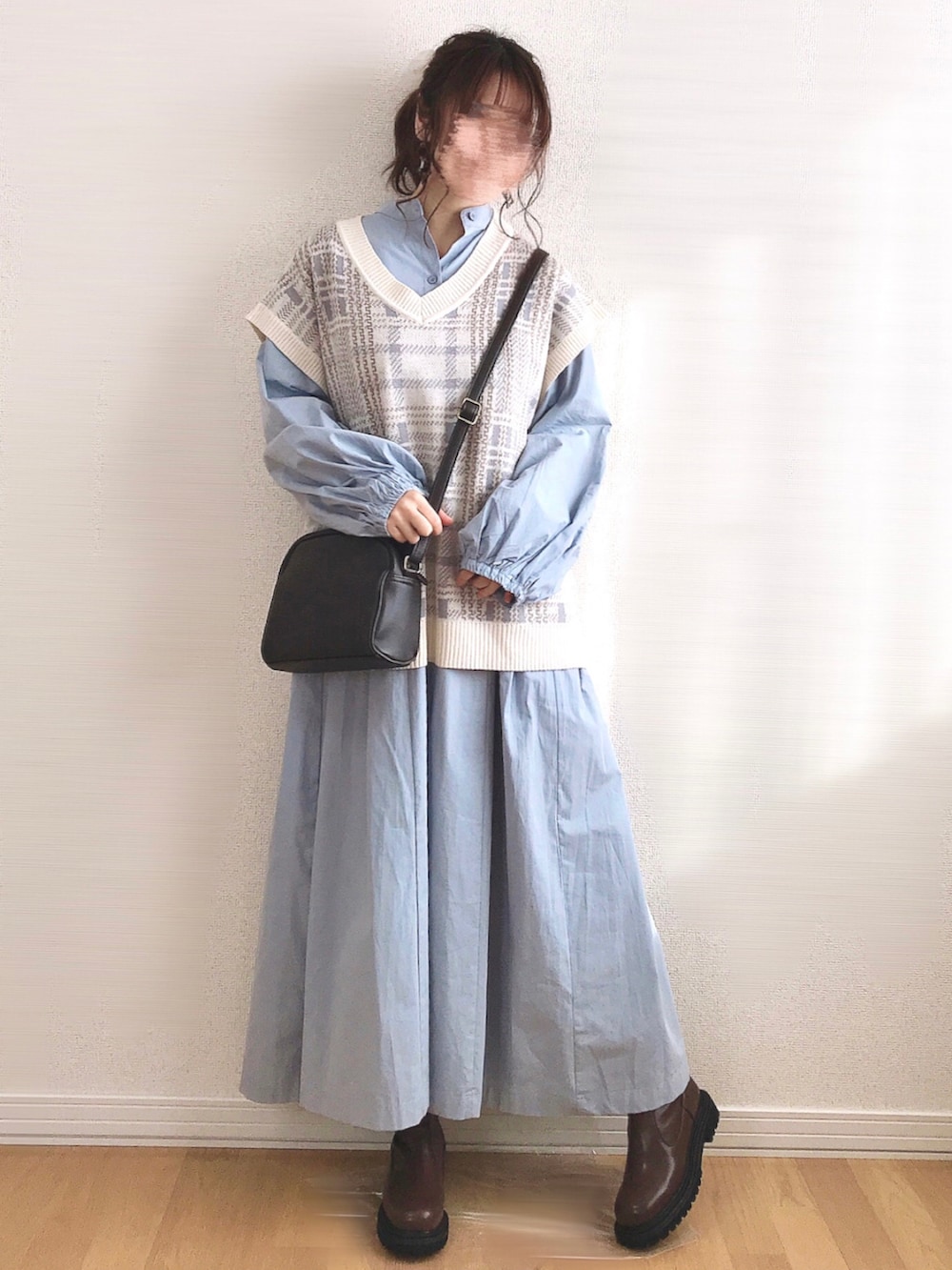 ブルー系のシャツワンピース、ホワイト系のシャツ/ブラウス、ベージュ系のワンピース/ドレスを着用したレディースの冬コーディネートの2枚目の写真