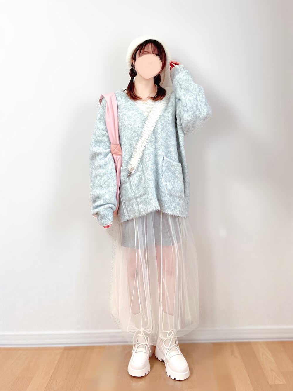 ベージュ系のカーディガン/ボレロ、グレー系のワンピース、ピンク系のショルダーバッグを着用したレディースの冬コーディネートの3枚目の写真