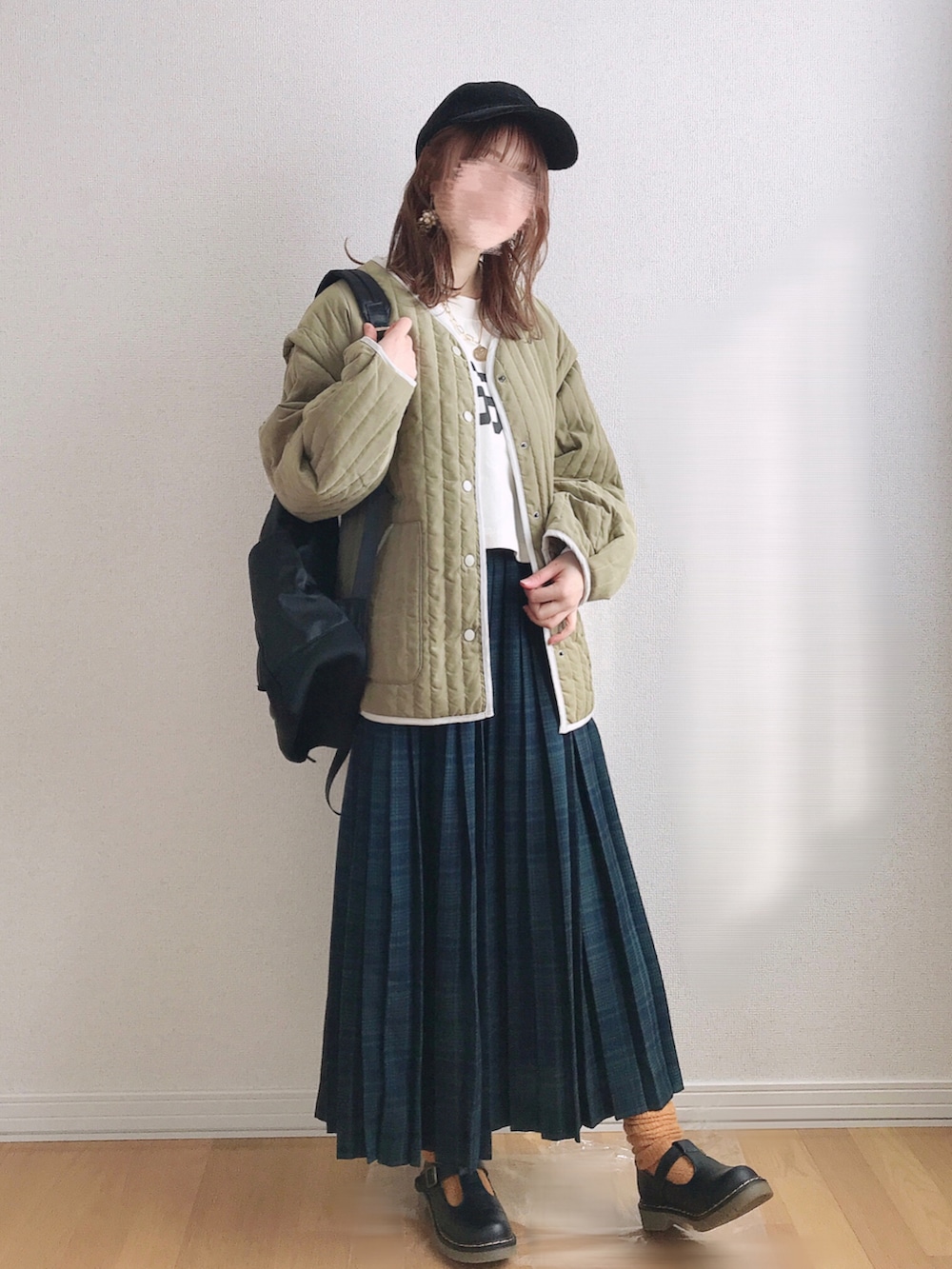グリーン系のジャケット/アウター、ブルー系のスカート、ホワイト系のスウェットを着用したレディースの冬コーディネートの3枚目の写真