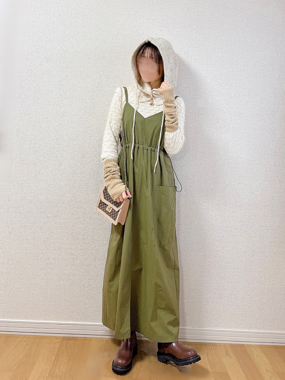 グリーン系のワンピース、ホワイト系のTシャツ/カットソー、ブラウン系のブーツを着用したレディースの秋コーディネートの3枚目の写真