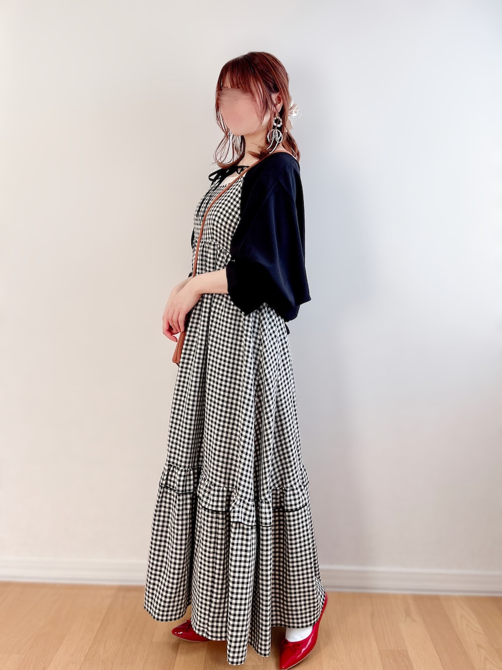 ブラック系のワンピース、ブラック系のシャツ/ブラウス、レッド系のバレエシューズを着用したレディースの夏コーディネートの4枚目の写真