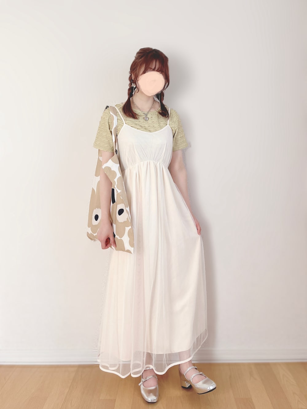 ホワイト系のワンピース、ベージュ系のトートバッグ、シルバー系のパンプスを着用したレディースの秋コーディネートの3枚目の写真