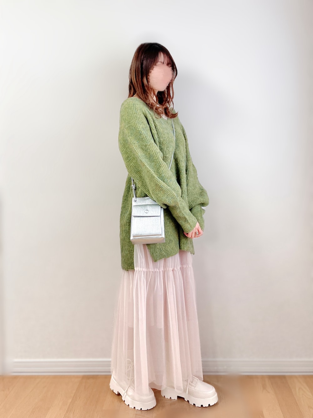 グリーン系のニット/セーター、ホワイト系のTシャツ/カットソー、ベージュ系のワンピースを着用したレディースの冬コーディネートの3枚目の写真