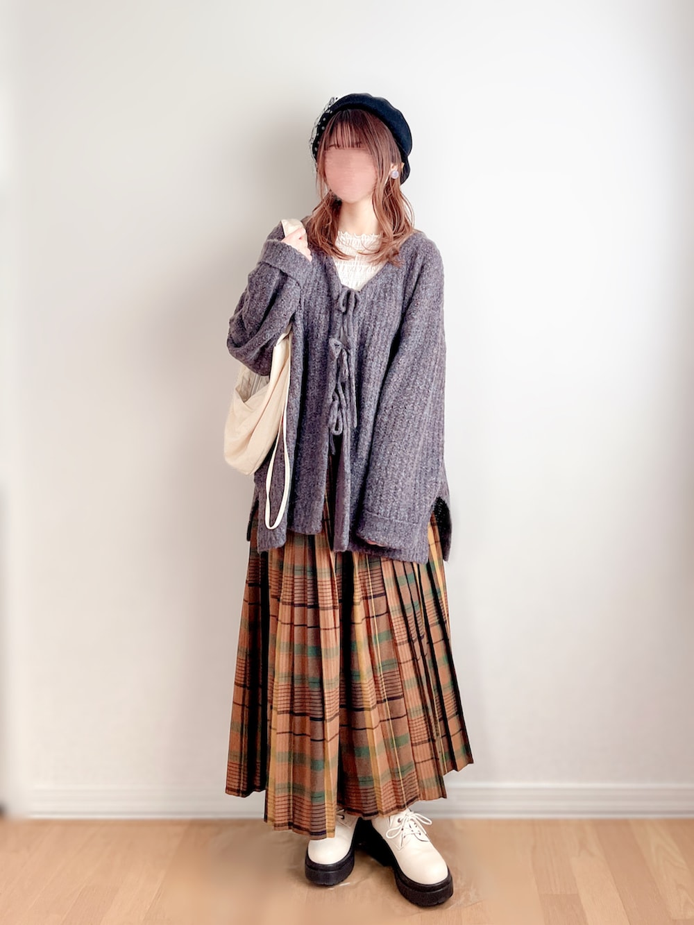 グレー系のTシャツ/カットソー、ホワイト系のTシャツ/カットソー、ホワイト系のドレスシューズを着用したレディースの冬コーディネートの2枚目の写真