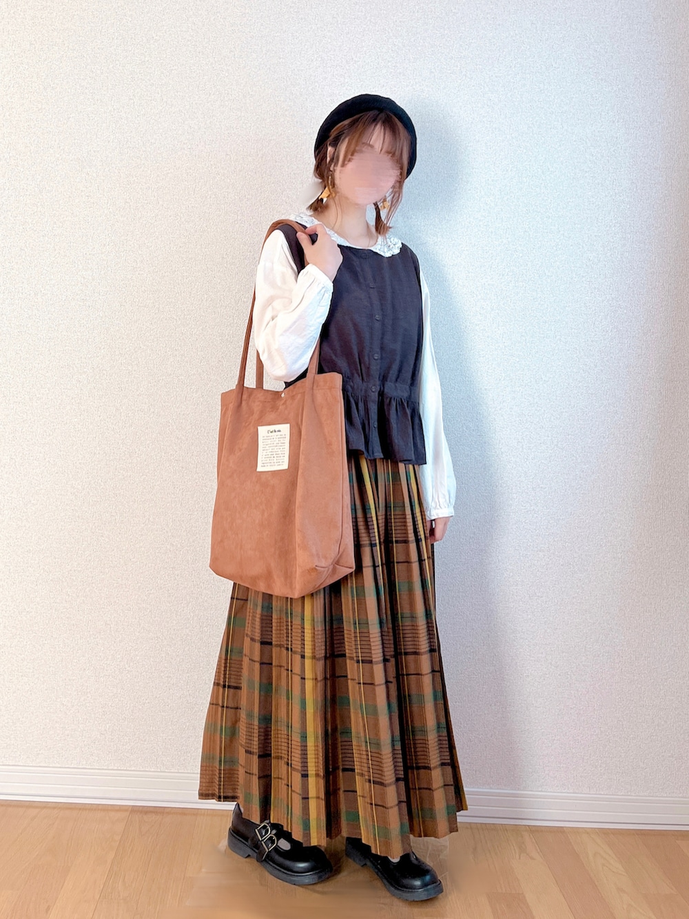 ブラウン系のトートバッグ、ブラック系のハンチング/ベレー帽を着用したレディースの秋コーディネートの2枚目の写真