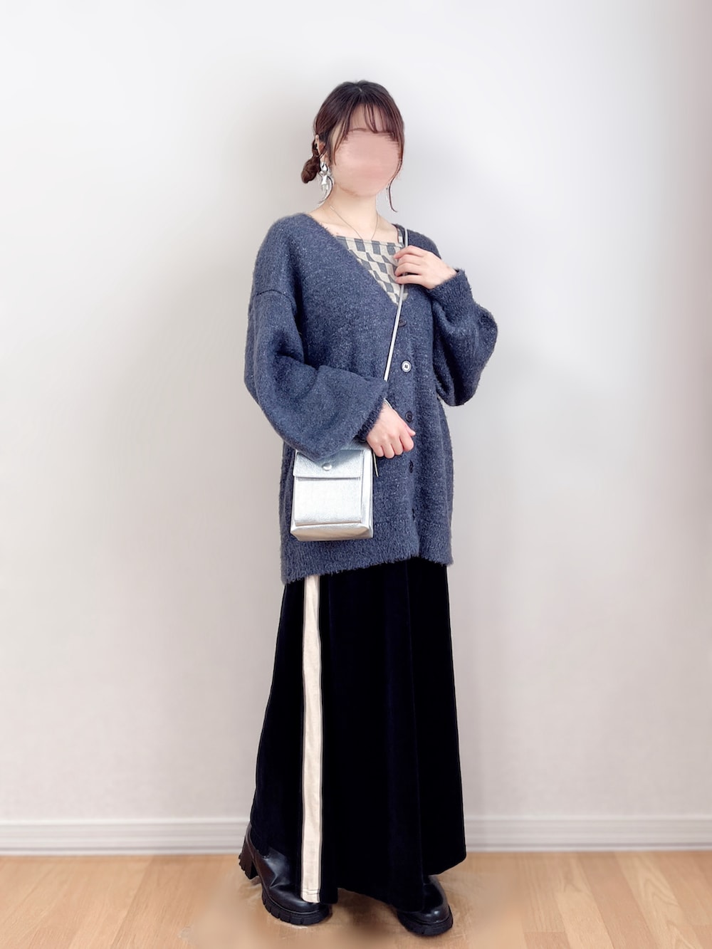グレー系のカーディガン/ボレロ、グレー系のキャミソール、ブラック系のスカートを着用したレディースの冬コーディネートの5枚目の写真