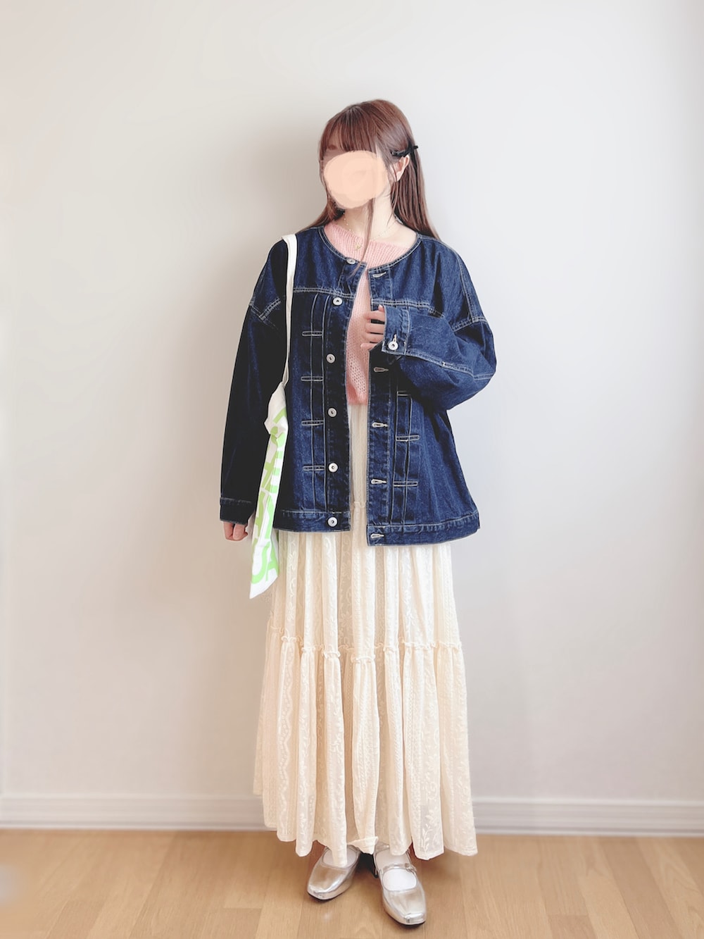 ピンク系のニット/セーター、ホワイト系のスカート、ブルー系のジャケット/アウターを着用したレディースの夏コーディネートの2枚目の写真