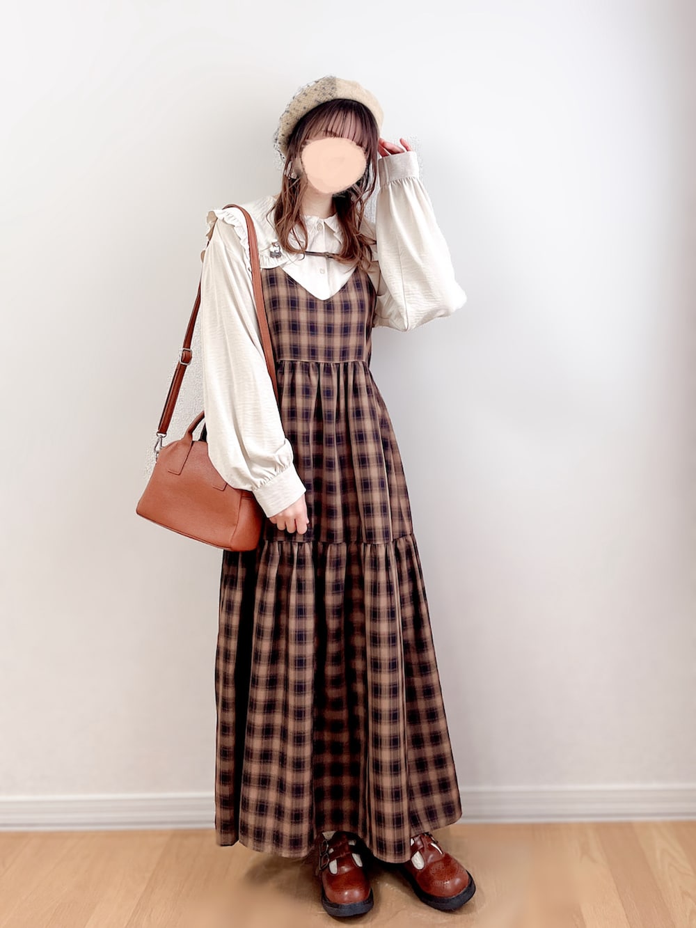 ベージュ系のワンピース、ベージュ系のシャツ/ブラウス、イエロー系のトートバッグを着用したレディースの冬コーディネートの4枚目の写真