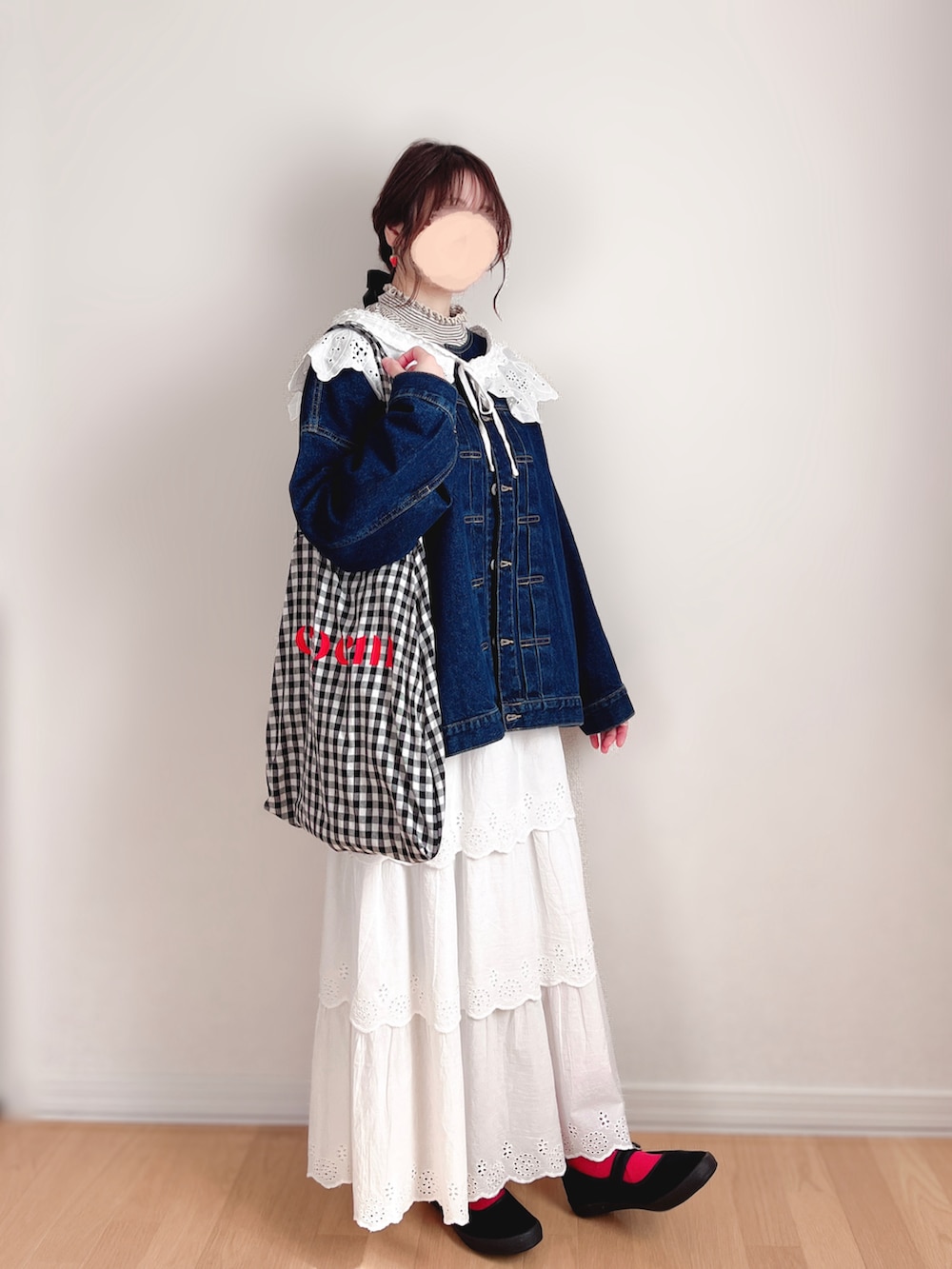 その他のTシャツ/カットソー、ブルー系のジャケット/アウター、ホワイト系のスカートを着用したレディースの春コーディネートの3枚目の写真