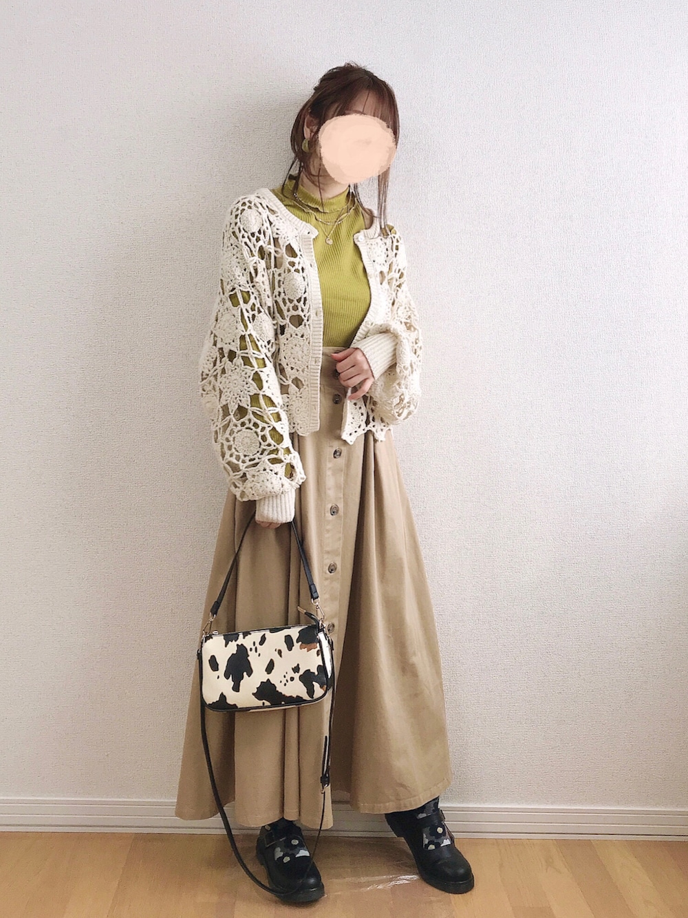 ホワイト系のカーディガン/ボレロ、イエロー系のTシャツ/カットソー、ベージュ系のスカートを着用したレディースの春コーディネートの2枚目の写真