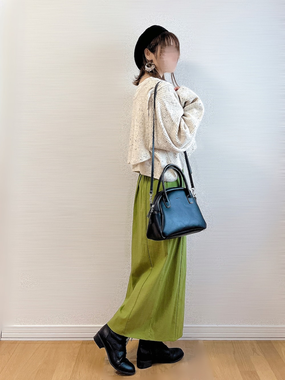 ホワイト系のカーディガン/ボレロ、ホワイト系のTシャツ/カットソー、グリーン系のスカートを着用したレディースの秋コーディネートの2枚目の写真