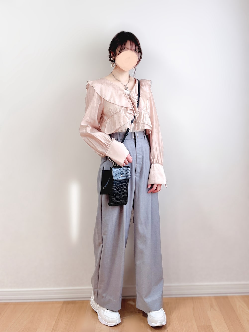 ピンク系のシャツ/ブラウス、グレー系のスラックス、ベージュ系のスニーカーを着用したレディースの春コーディネートの4枚目の写真