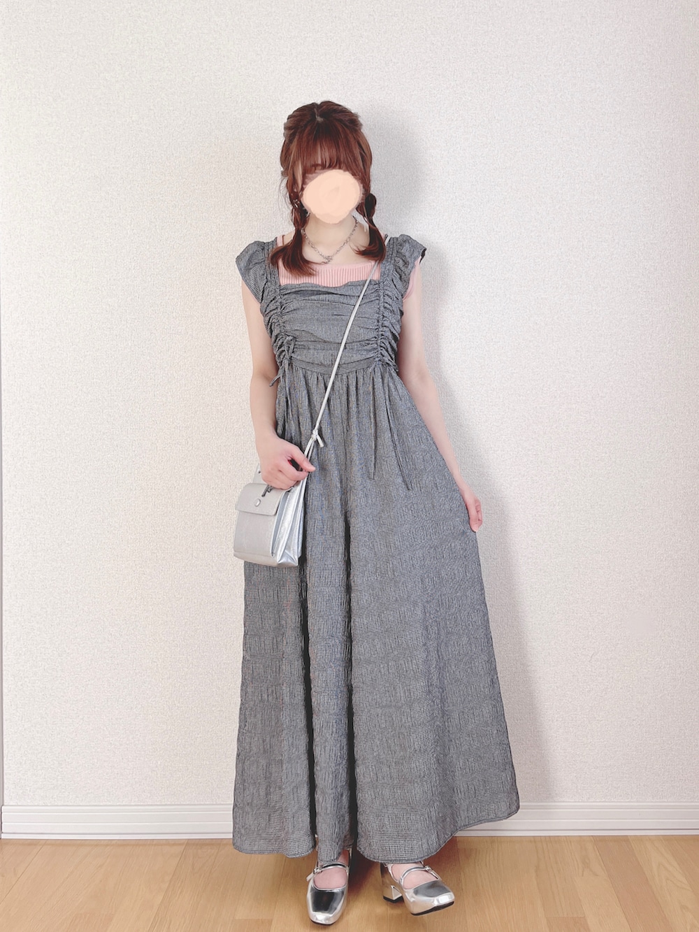 ブラック系のつなぎ/オールインワン、ピンク系のトップス、シルバー系のパンプスを着用したレディースの夏コーディネートの4枚目の写真