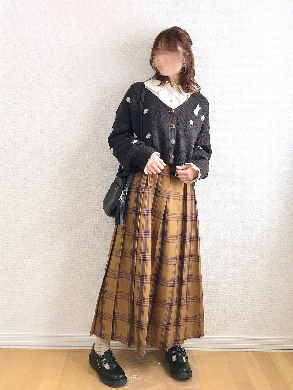 ホワイト系のシャツ/ブラウス、イエロー系のスカート、ブラック系のショルダーバッグを着用したレディースの冬コーディネートの3枚目の写真