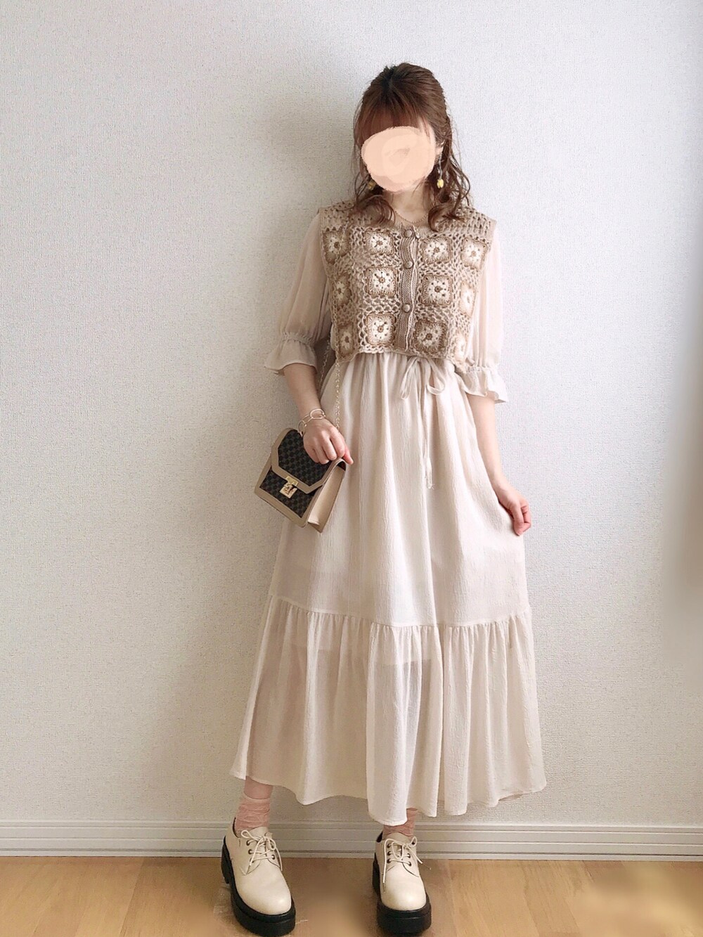 ããŒãžã¥ç³»ã®ã¯ã³ããŒã¹ãã°ãªãŒã³ç³»ã®ã·ã£ã/ãã©ãŠã¹ããã¯ã€ãç³»ã®ãã¬ã¹ã·ã¥ãŒãºãççšããã¬ãã£ãŒã¹ã®æ¥ã³ãŒãã£ããŒãã®3æç®ã®åç