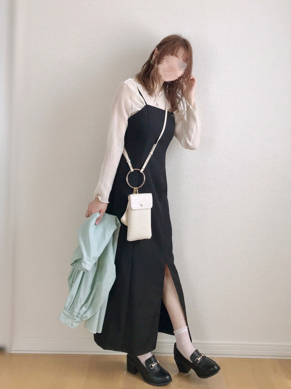 ブラック系のワンピース、ホワイト系のTシャツ/カットソー、グリーン系のシャツ/ブラウスを着用したレディースの春コーディネートの5枚目の写真