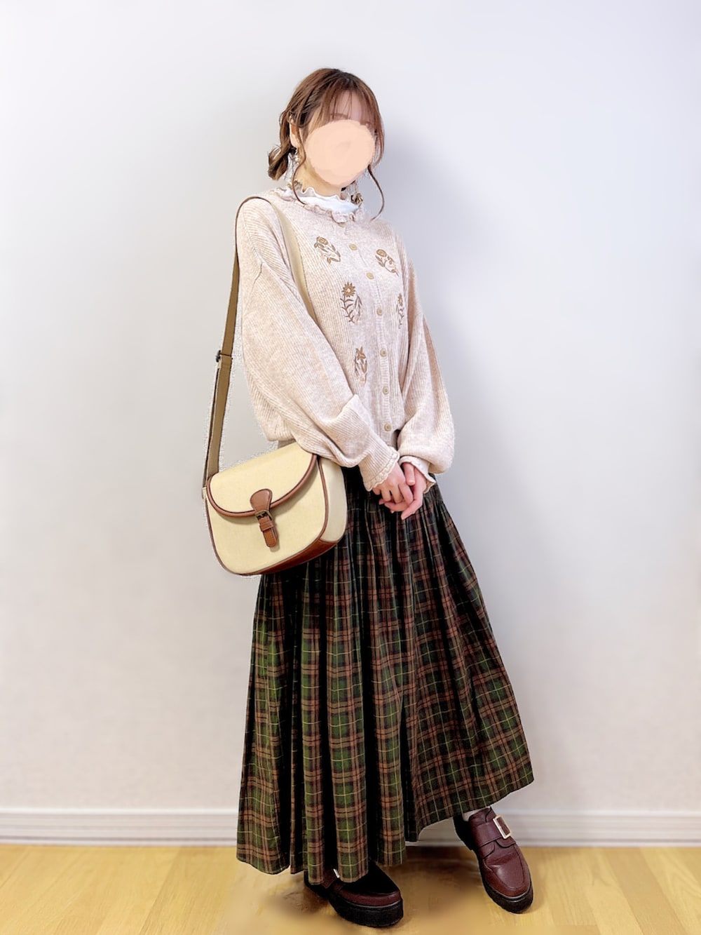 ホワイト系のTシャツ/カットソー、ブラウン系のスカート、ベージュ系のショルダーバッグを着用したレディースの冬コーディネートの2枚目の写真