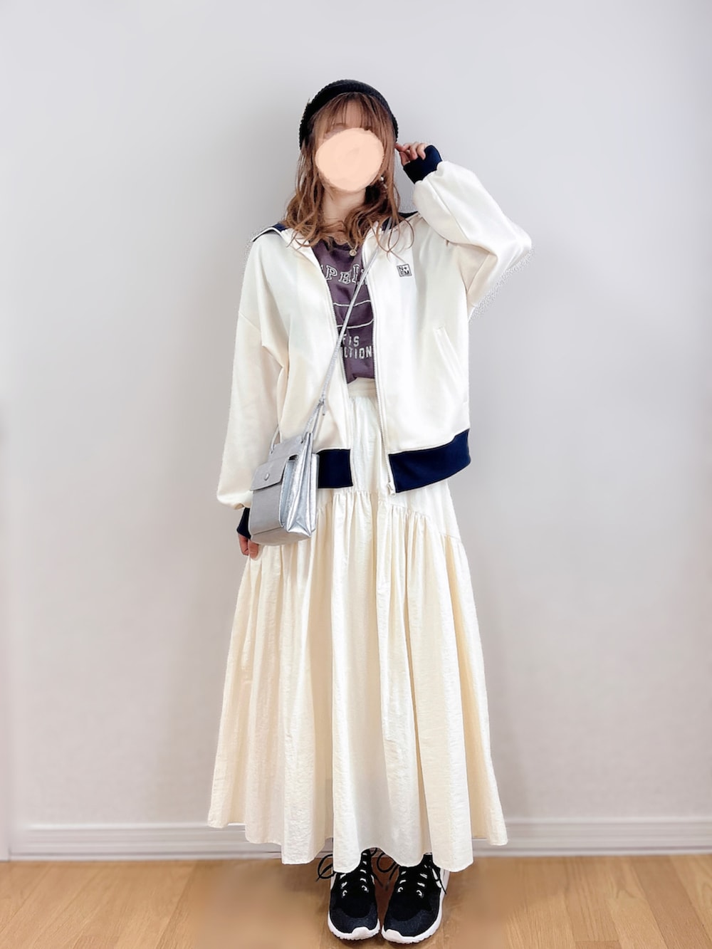 ホワイト系のスウェット、ホワイト系のスカート、シルバー系のショルダーバッグを着用したレディースの秋コーディネートの3枚目の写真