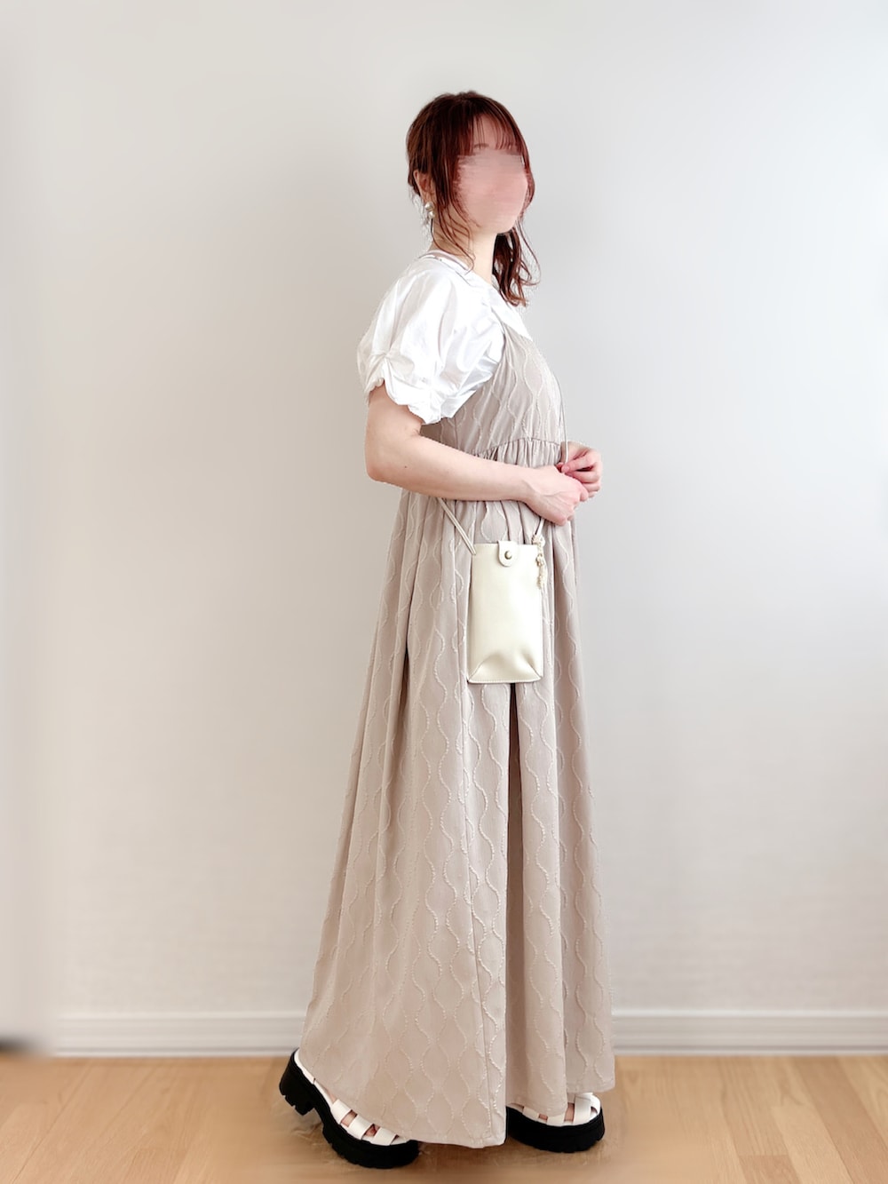 ベージュ系のワンピース、ホワイト系のTシャツ/カットソー、ホワイト系のショルダーバッグを着用したレディースの夏コーディネートの4枚目の写真