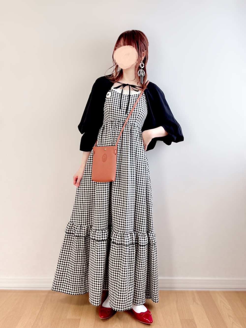 ブラック系のワンピース、ブラック系のシャツ/ブラウス、レッド系のバレエシューズを着用したレディースの夏コーディネートの2枚目の写真