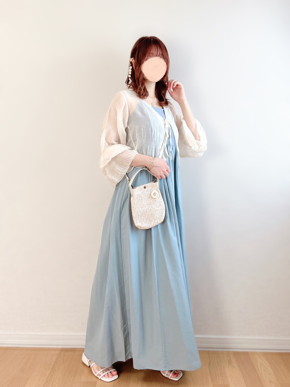 ブルー系のワンピース、ホワイト系のシャツ/ブラウス、ベージュ系のサンダルを着用したレディースの夏コーディネートの3枚目の写真