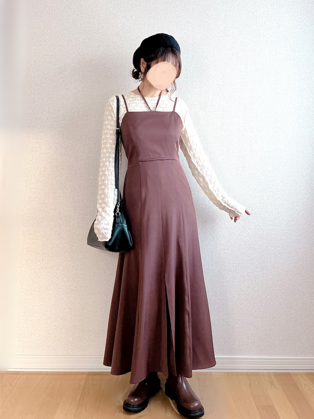 ブラウン系のワンピース、ホワイト系のTシャツ/カットソー、ブラウン系のブーツを着用したレディースの秋コーディネートの4枚目の写真