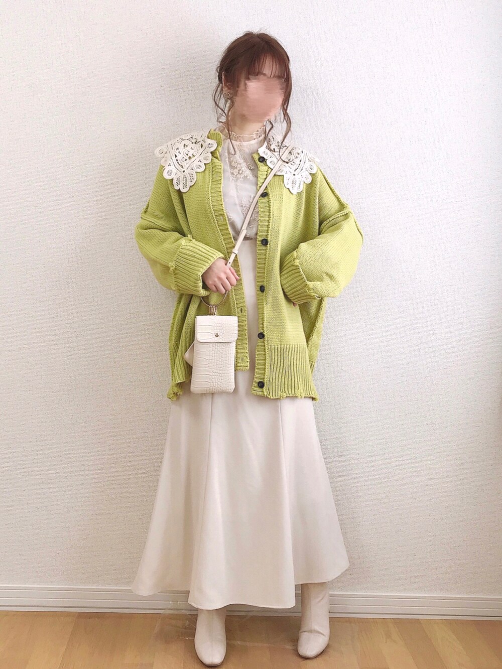 イエロー系のカーディガン/ボレロ、ホワイト系のシャツ/ブラウス、ホワイト系のスカートを着用したレディースの春コーディネートの3枚目の写真