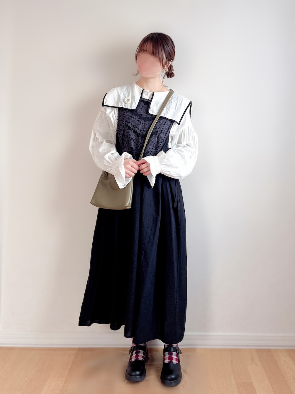 グリーン系のショルダーバッグ、ホワイト系のブローチ/コサージュを着用したレディースの秋コーディネートの3枚目の写真