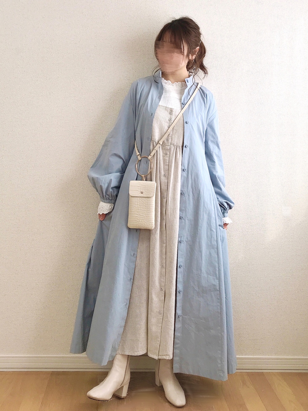 ブルー系のシャツワンピース、ホワイト系のシャツ/ブラウス、ベージュ系のワンピース/ドレスを着用したレディースの冬コーディネートの5枚目の写真