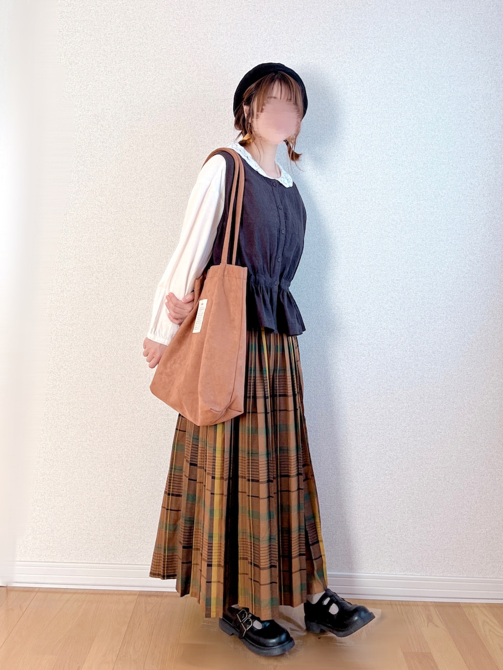 ブラウン系のトートバッグ、ブラック系のハンチング/ベレー帽を着用したレディースの秋コーディネートの3枚目の写真