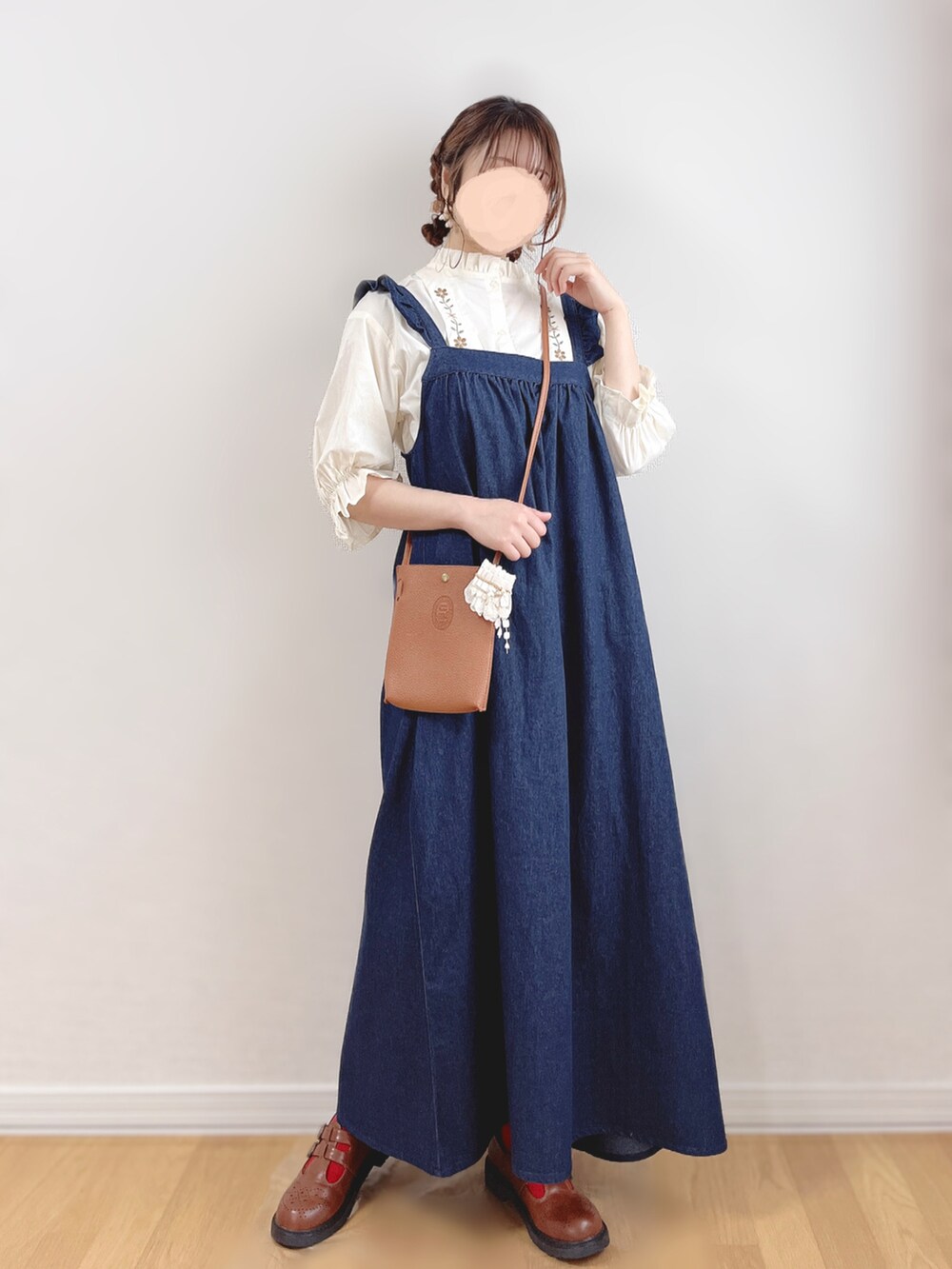 ブラウン系のバッグ、ベージュ系のヘアアクセサリー、レッド系のソックス/靴下を着用したレディースの夏コーディネートの3枚目の写真