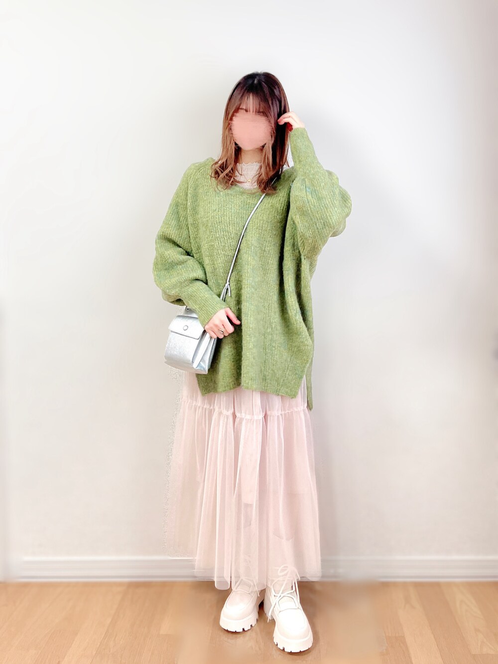 グリーン系のニット/セーター、ホワイト系のTシャツ/カットソー、ベージュ系のワンピースを着用したレディースの冬コーディネートの4枚目の写真