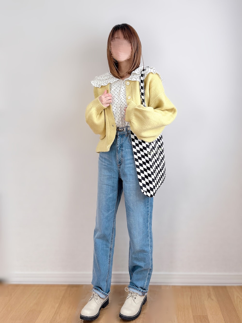 ホワイト系のシャツ/ブラウス、イエロー系のカーディガン/ボレロ、その他のトートバッグを着用したレディースの春コーディネートの2枚目の写真