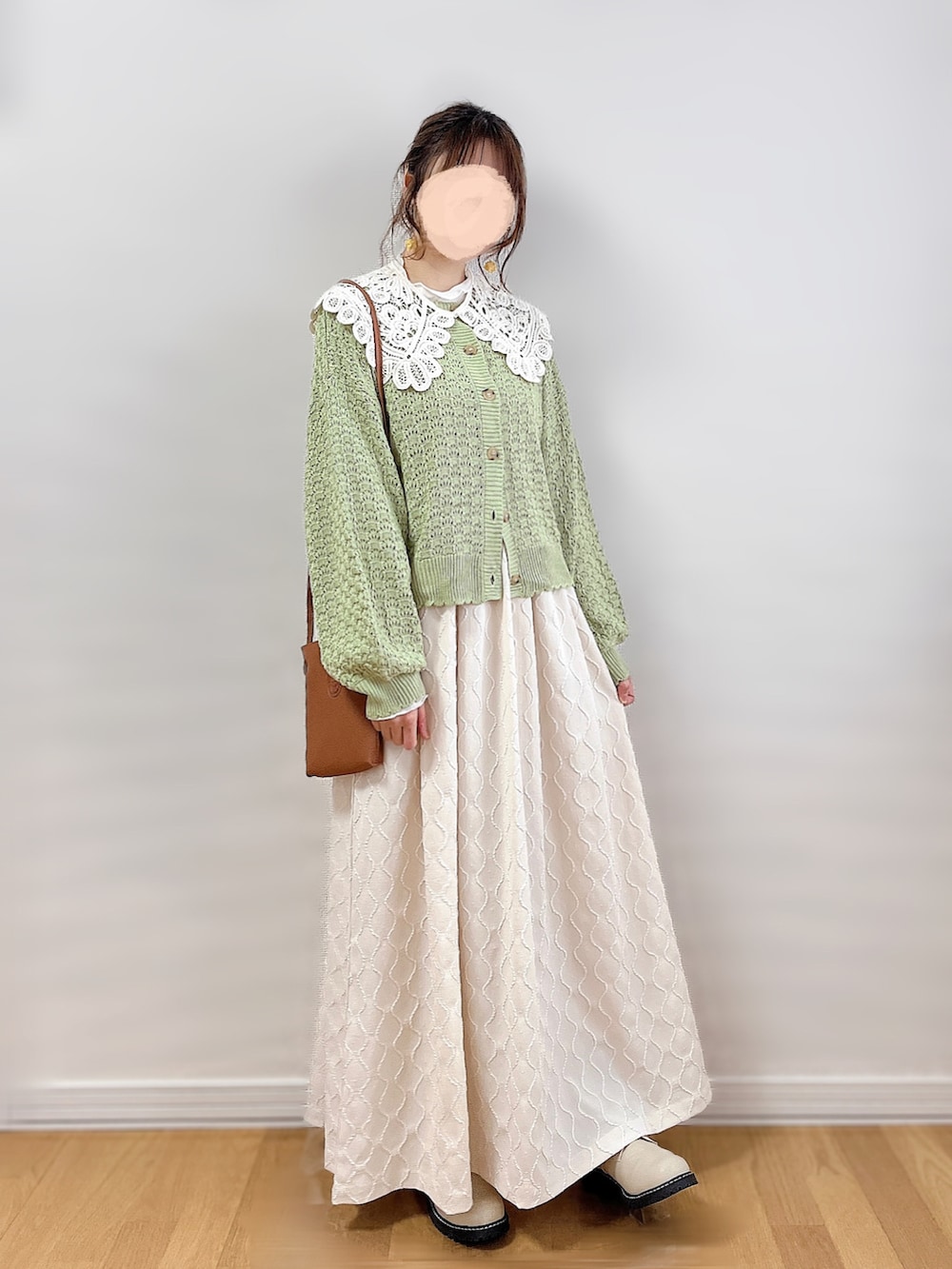 グリーン系のカーディガン/ボレロ、ホワイト系のワンピース、ベージュ系のその他シューズを着用したレディースの冬コーディネートの4枚目の写真