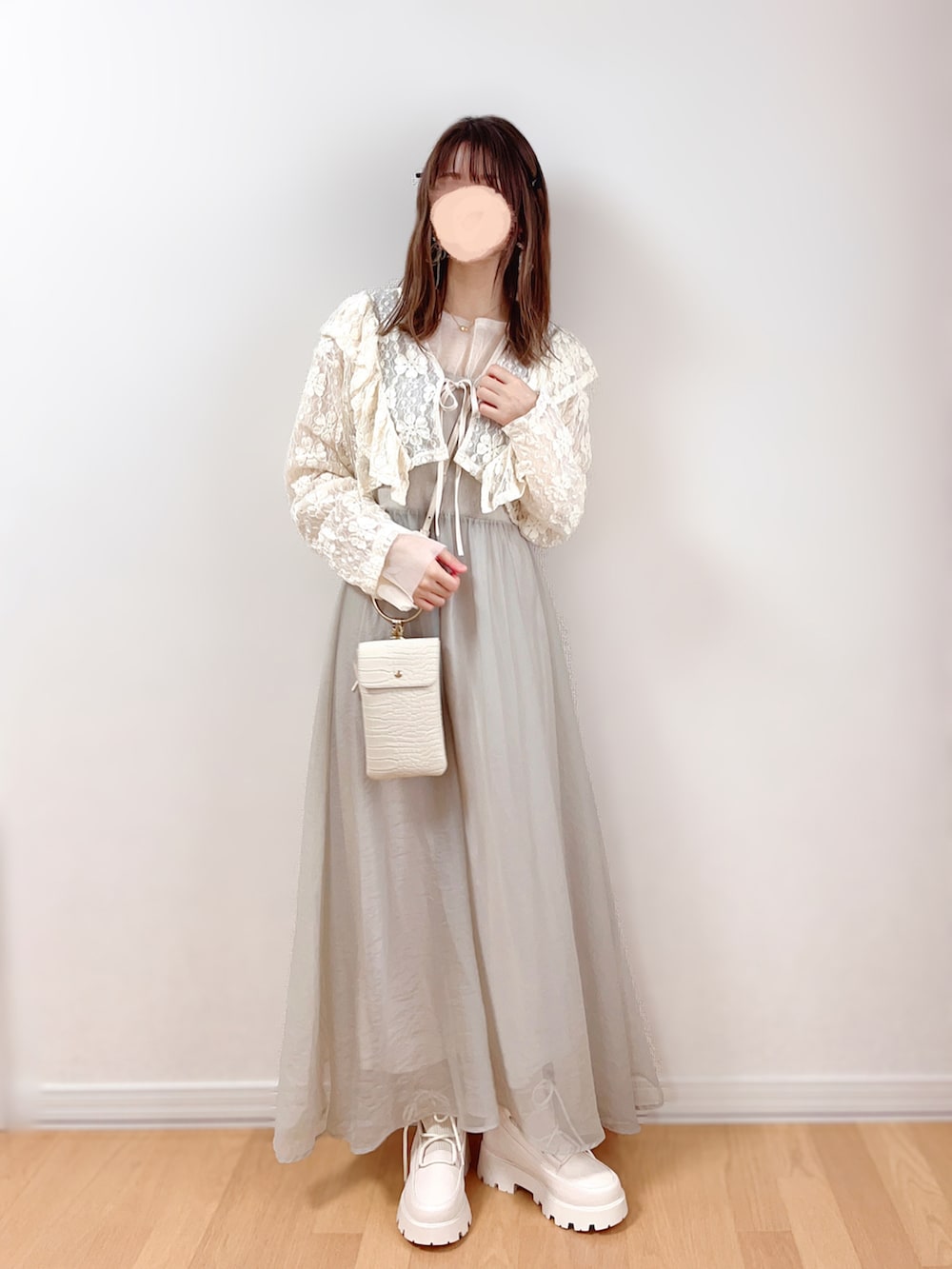 ホワイト系のカーディガン/ボレロ、ホワイト系のTシャツ/カットソー、ベージュ系のワンピースを着用したレディースの秋コーディネートの2枚目の写真