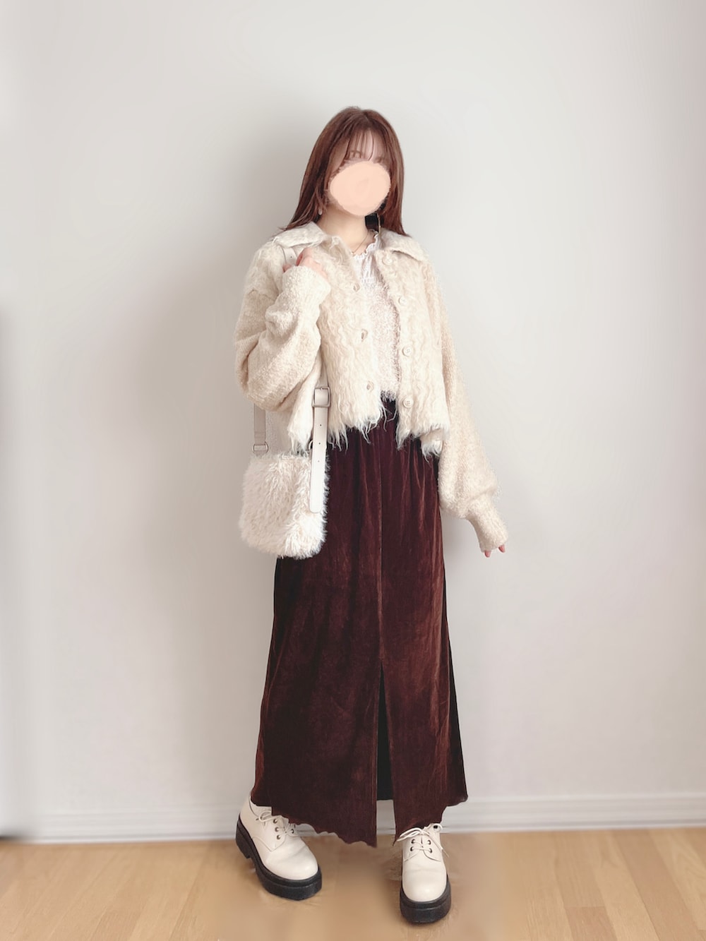 ホワイト系のカーディガン/ボレロ、ホワイト系のキャミソール、ブラウン系のスカートを着用したレディースの冬コーディネートの4枚目の写真