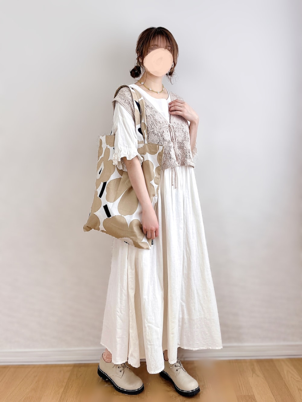 ホワイト系のワンピース、ベージュ系のトートバッグ、グリーン系のネックレスを着用したレディースの夏コーディネートの2枚目の写真